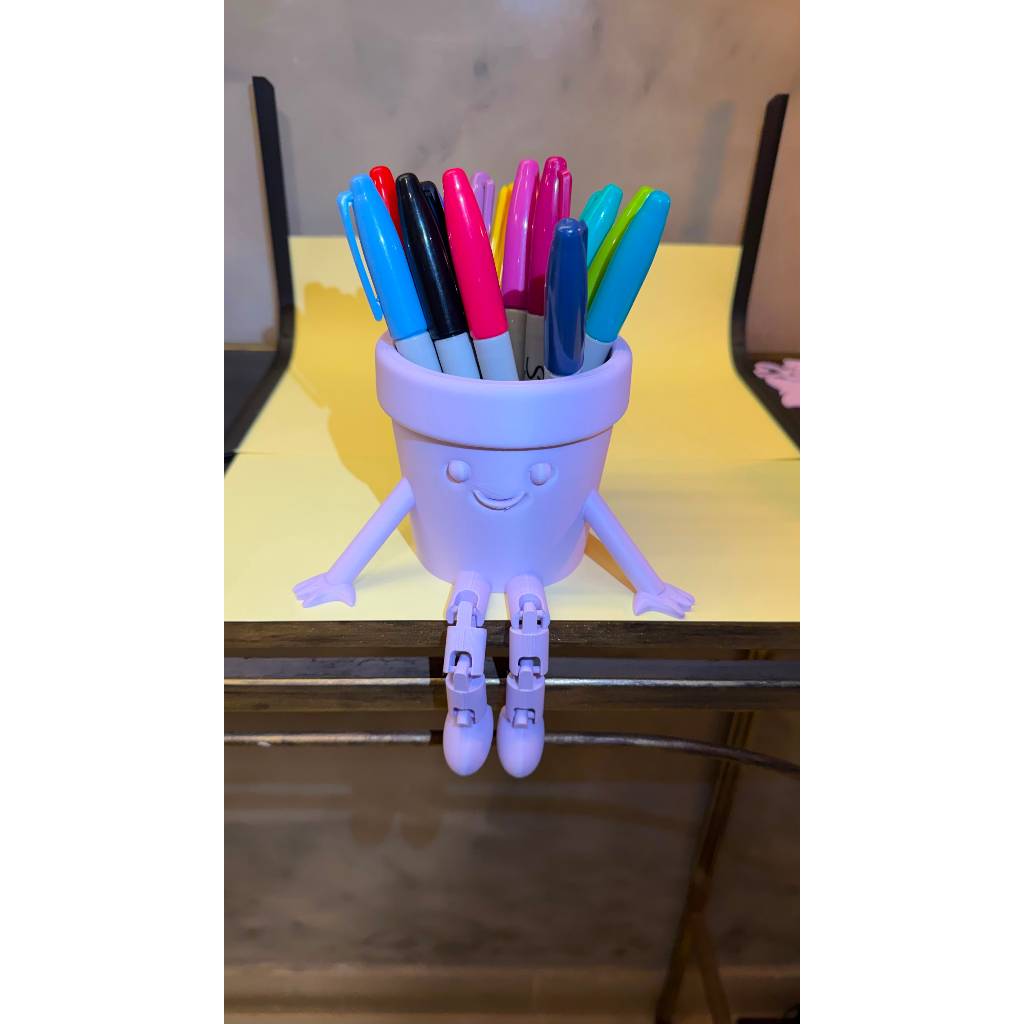 Porta lápis vasinho com pernas articuladas na mesa