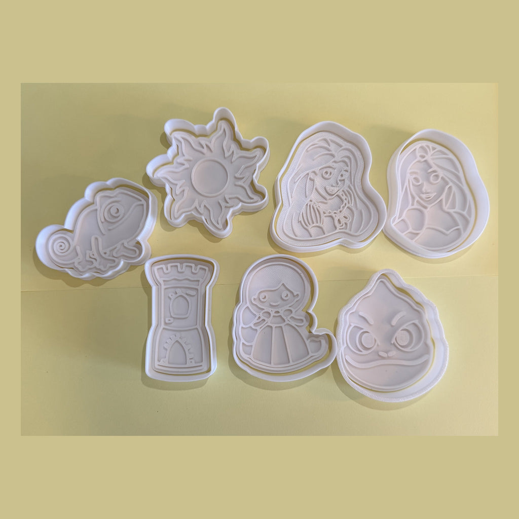 Kit com 7 cortadores de biscoito tema princesa, peças brancas vistas de cima